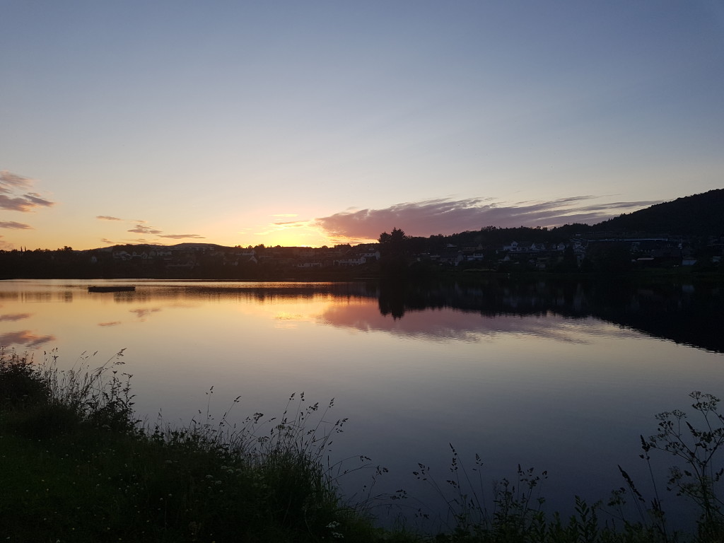 Solnedgang ved Lillevannet i Spjelkavika.